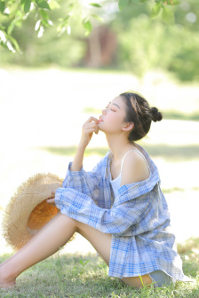 美女全身锁住挠脚心